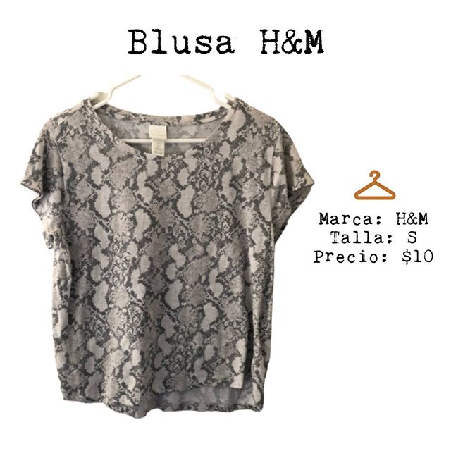 Blusa con estampado en tonos grises y tela súper fresca, es ajustable de small a medium.

#prelovedhnm #preloved